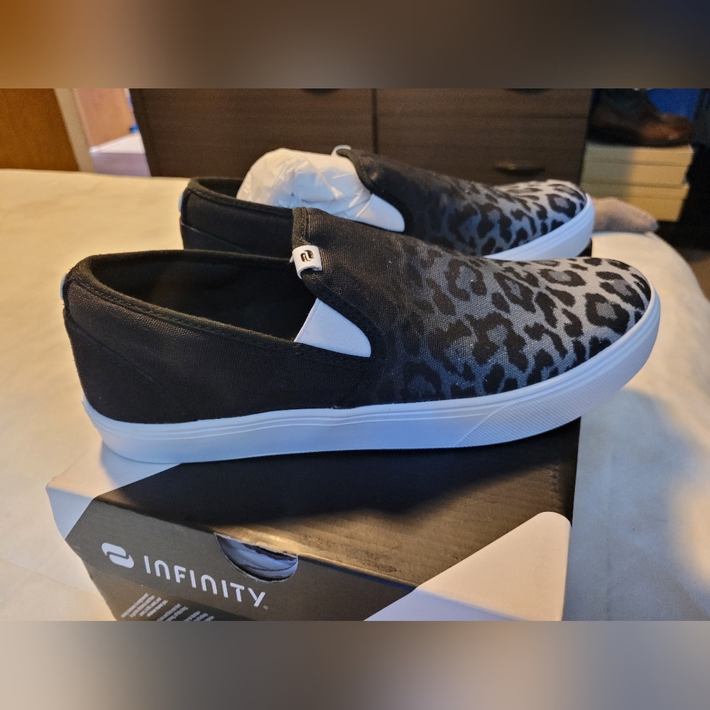 INFINITY  Womens 9.5 Black and Cheetah Fade Sneakers